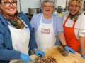 Addette-allo-sporzionamneto-Agnello-allo-Spiedo-